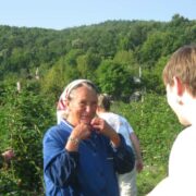 Mit Händen und Füßen: Erste Gesprächsversuche mit den Pflückerinnen und ganz ohne Bulgarisch-Kenntnisse