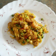 Paella auf dem Teller angerichtet