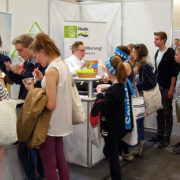 Junge Leute am Messestand
