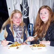 Jasmin und Finja lassen sich unser Bami Goreng schmecken