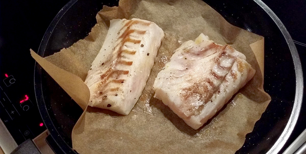 Fisch braten auf Backpapier