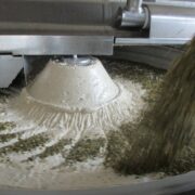 Die Butter (natürlich ohne Farbstoffe!) wird mit frisch tiefgefrorenen Kräutern und Gewürzen gemischt.