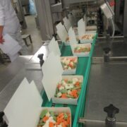 Das Gemüse landet gemeinsam mit der Sauce in der Verpackung.